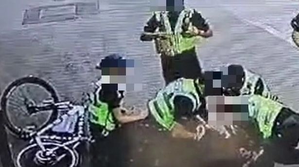 在“残酷”的逮捕录像中，警方将一名少年从电动自行车上拽下来，并对他拳打脚踢
