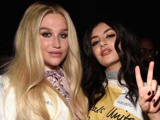 Kesha加入了Charli XCX的舞台，并将《Spring Breakers》混音到Charli的混音专辑中