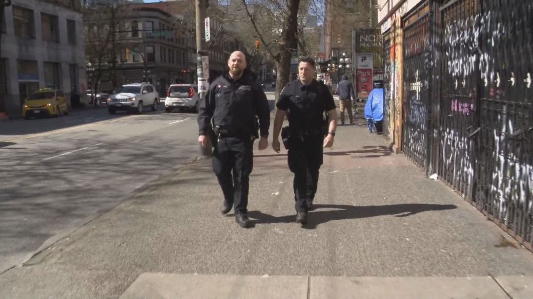梅蒂斯兄弟姐妹在温哥华新招募的警察中一起宣誓就职