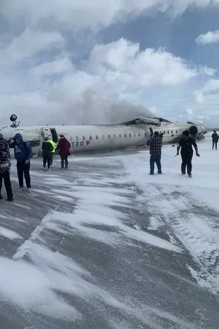 达美航空航班乘客在多伦多坠机后发出的恐慌信息