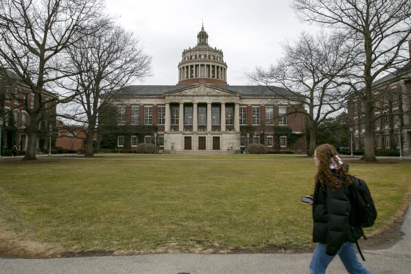 大学表示，特朗普政府正在使用新的策略来驱逐国际学生